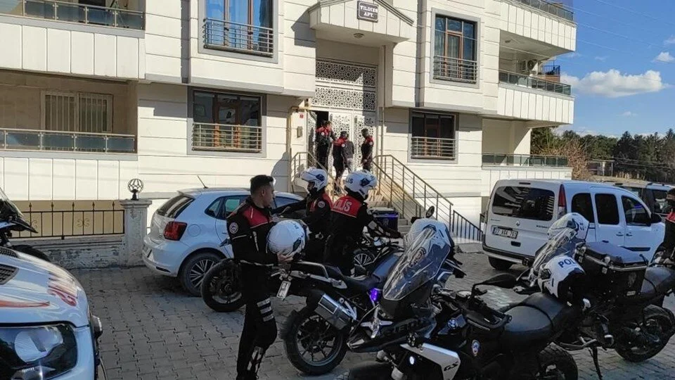 Cinnet geçiren anne bir kızını silahla, diğer kızını serumla öldürüp intihar etti