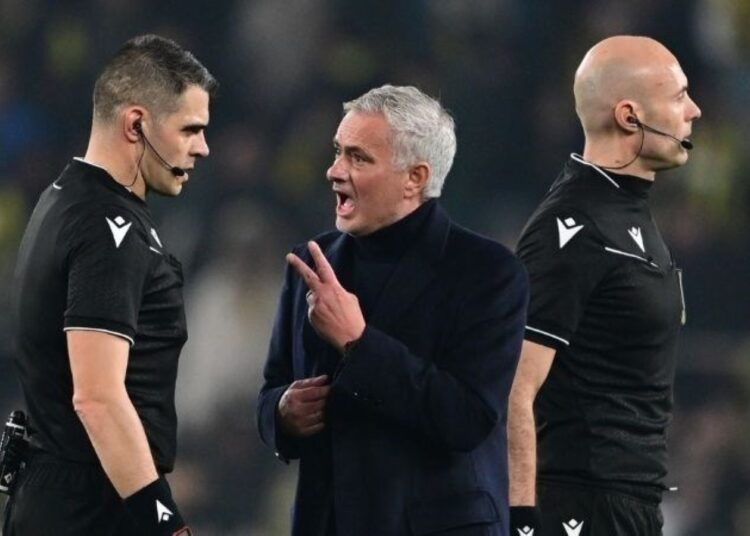Mourinho’dan VAR hakemine sitem! Hakemi kırmızı kart konusunda uyarmadı
