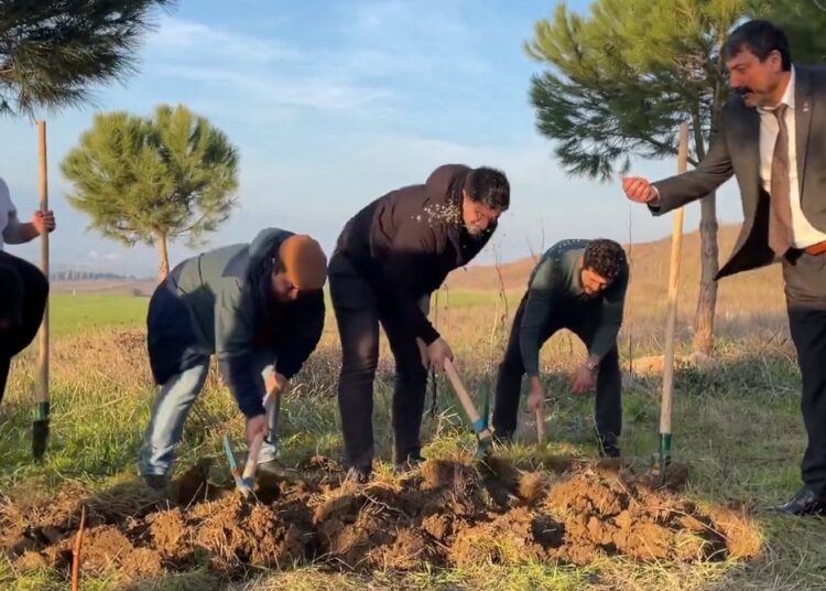 ‘Burası tarla, duramazsınız’ denilince Zafer Partililer toprağı kazdı, tohum attı