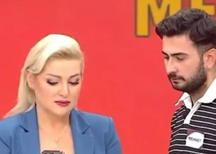 Zahide Yetiş, bir kadının cinsel ilişki görüntülerini izletip 'sizin karınız' mı diye sordu! 1 Zahide Yetiş, bir kadının cinsel ilişki görüntülerini izletip ‘sizin karınız’ mı diye sordu!