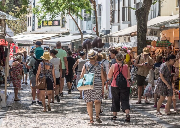 Portekiz’de kamusal alanda mayoyla gezen turistlere 1500 avro ceza