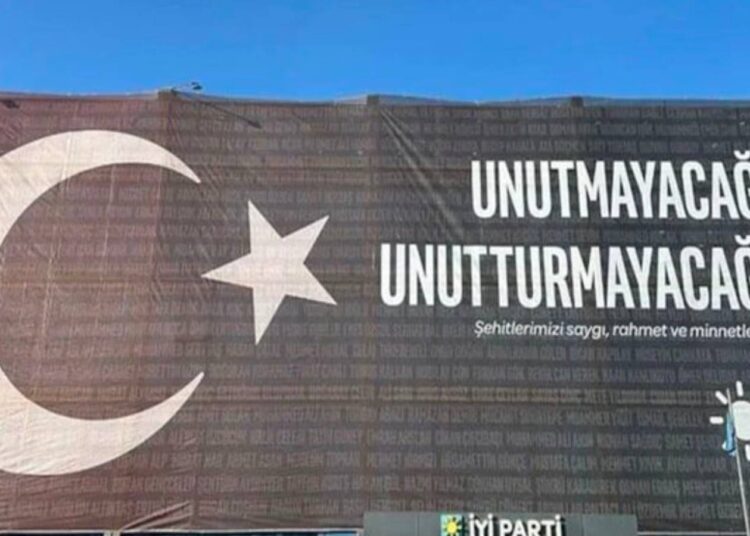 İYİ Parti'den şehitler için pankart: Unutturmayacağız 1 İYİ Parti’den şehitler için pankart: Unutturmayacağız