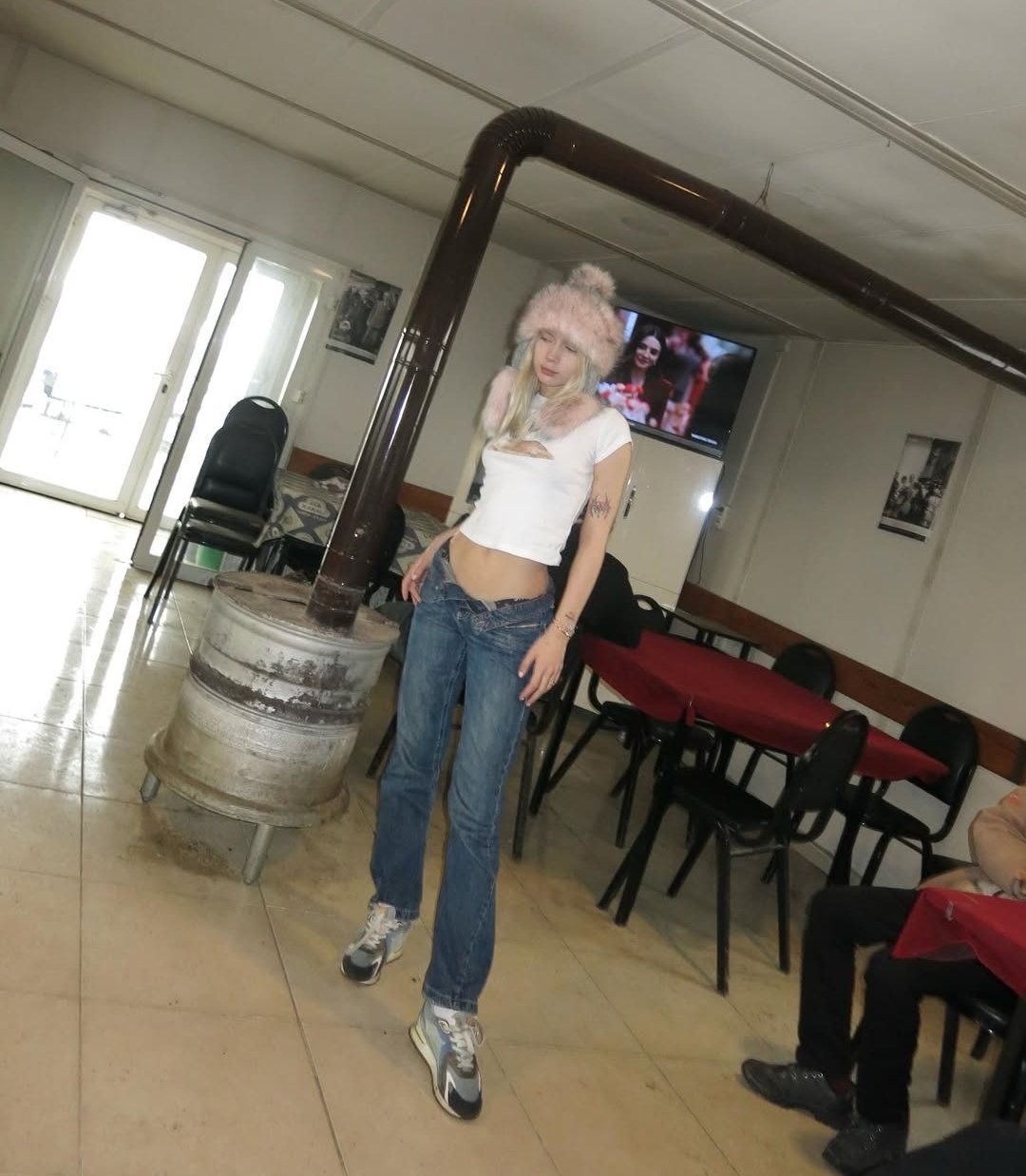 Aleyna Tilki kahvehanede... 2 Aleyna Tilki kahvehanede...