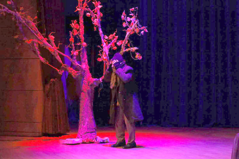 Akif’in oğlu Emin Ersoy’un hayatı, tiyatro sahnesinde 4 Akif’in oğlu Emin Ersoy’un hayatı, tiyatro sahnesinde