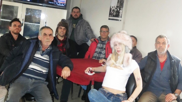 Aleyna Tilki kahvehanede... 1 Aleyna Tilki kahvehanede…