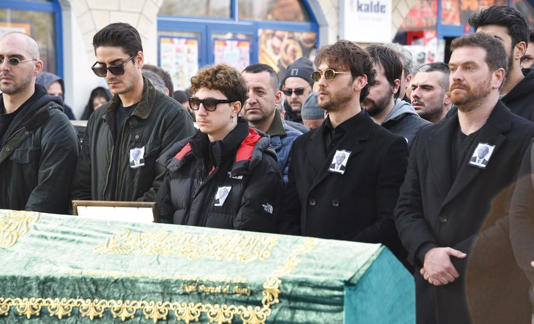 Aras Bulut’tan, vefat eden babasına son görev 1 Konya Valisi’nden Suriyeli gence hediye cep telefonu