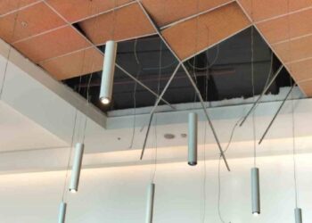 AVM’de tavan çöktü, yemek yiyenler ölümden döndü