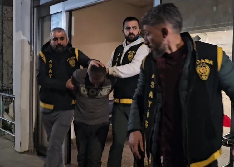 AVM’deki kuyumcuyu soyduğu iddia edilen şahıs yakalandı! 3 gün havalandırmada saklanmış 1 AVM’deki kuyumcuyu soyduğu iddia edilen şahıs yakalandı! 3 gün havalandırmada saklanmış