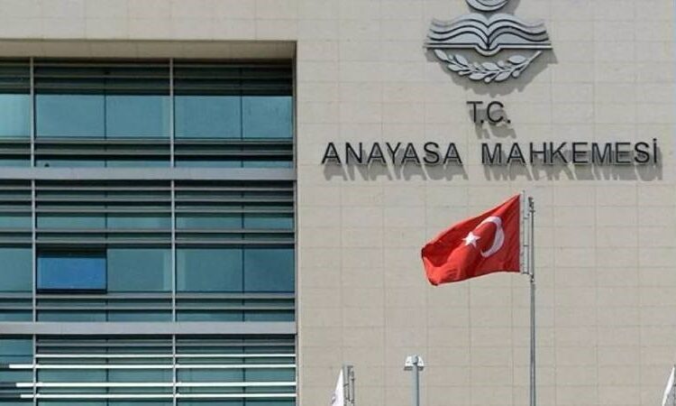 AYM’den tutuklunun seccadesine el konulmasına tazminat cezası kararı