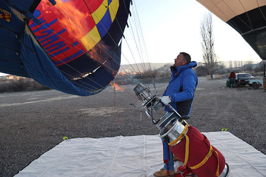 Belçikalı pilot, tek kişilik balonuyla Ürgüp semalarında geziyor