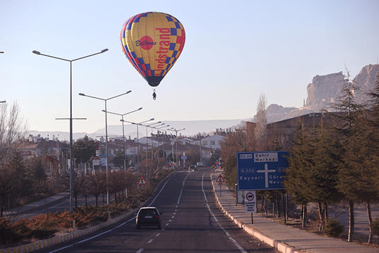 Belçikalı pilot, tek kişilik balonuyla Ürgüp semalarında geziyor