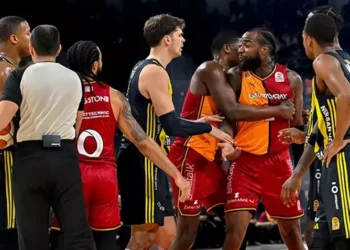 Basket Derbisi’nde ortalık karıştı; seyirciler dışarı çıkarıldı