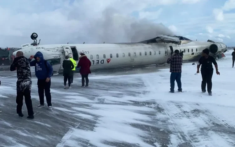 Amerika’da bir uçak kazası daha! Delta Havayolları’na ait uçak inişte ters döndü