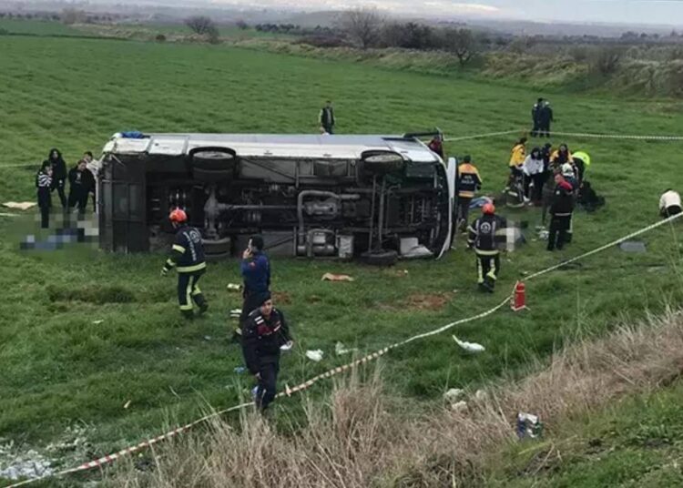 Öğrenci servisi tarlaya devrildi: 2 ölü, 26 yaralı 1 Öğrenci servisi tarlaya devrildi: 2 ölü, 26 yaralı