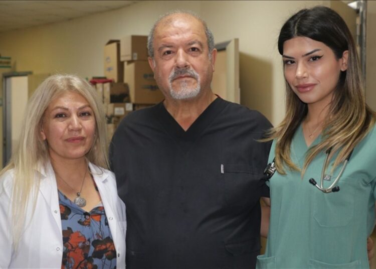Anne babasının çalıştığı hastaneye pratisyen doktor oldu 1 Anne babasının çalıştığı hastaneye pratisyen doktor oldu
