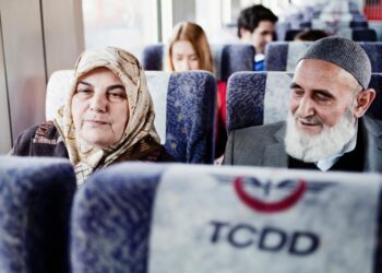 Emeklilerin şehirler arası otobüs ve trende indirimli ulaşım hakkı kaldırıldı