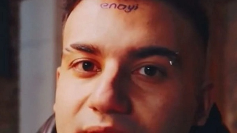 80 bin TL için alnına ‘enayi’ dövmesi yazdırdı