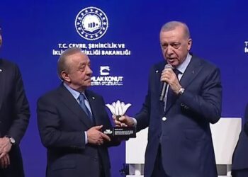 Cumhurbaşkanı Erdoğan, deprem anmasında Cengiz, Kalyon, Limak’a plaket verdi