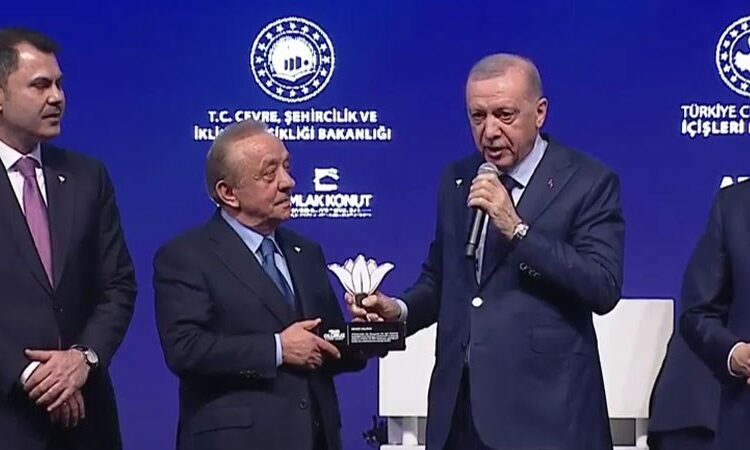 Cumhurbaşkanı Erdoğan, deprem anmasında Cengiz, Kalyon, Limak’a plaket verdi