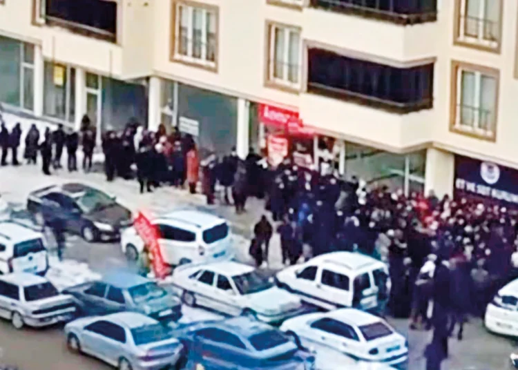‘AK Parti’nin kalesi’ Erzurum’da, eksi 13 derece soğukta ucuz et kuyruğu! 1 ‘AK Parti’nin kalesi’ Erzurum’da, eksi 13 derece soğukta ucuz et kuyruğu!