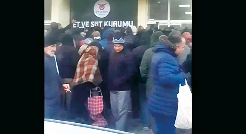 ‘AK Parti’nin kalesi’ Erzurum’da, eksi 13 derece soğukta ucuz et kuyruğu!