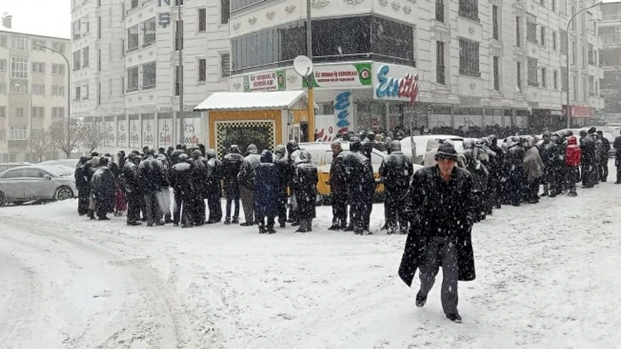 ‘AK Parti’nin kalesi’ Erzurum’da, eksi 13 derece soğukta ucuz et kuyruğu!