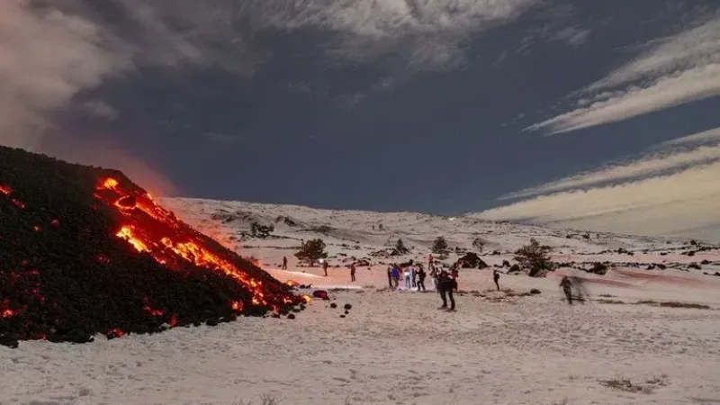 Etna Yanardağı patladı, turistler lavların dibinde fotoğraf çektirdi