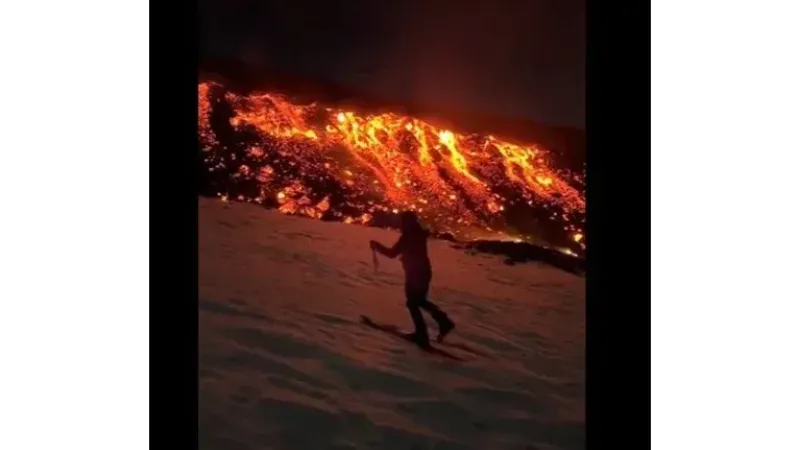 Etna Yanardağı patladı, turistler lavların dibinde fotoğraf çektirdi