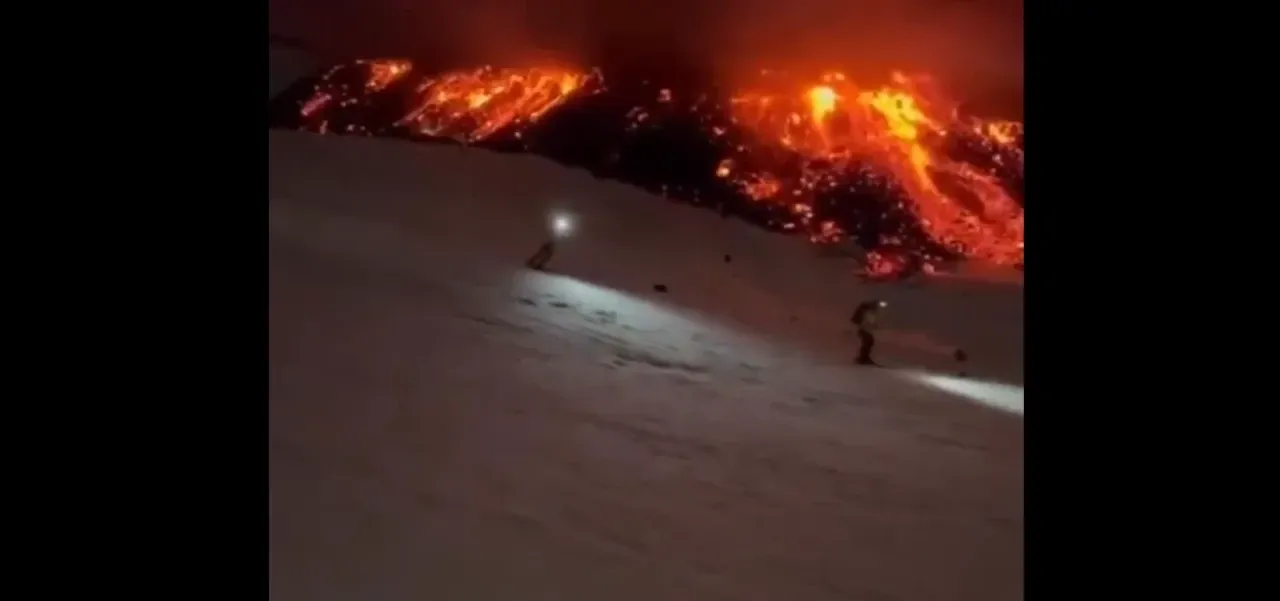 Etna Yanardağı patladı, turistler lavların dibinde fotoğraf çektirdi