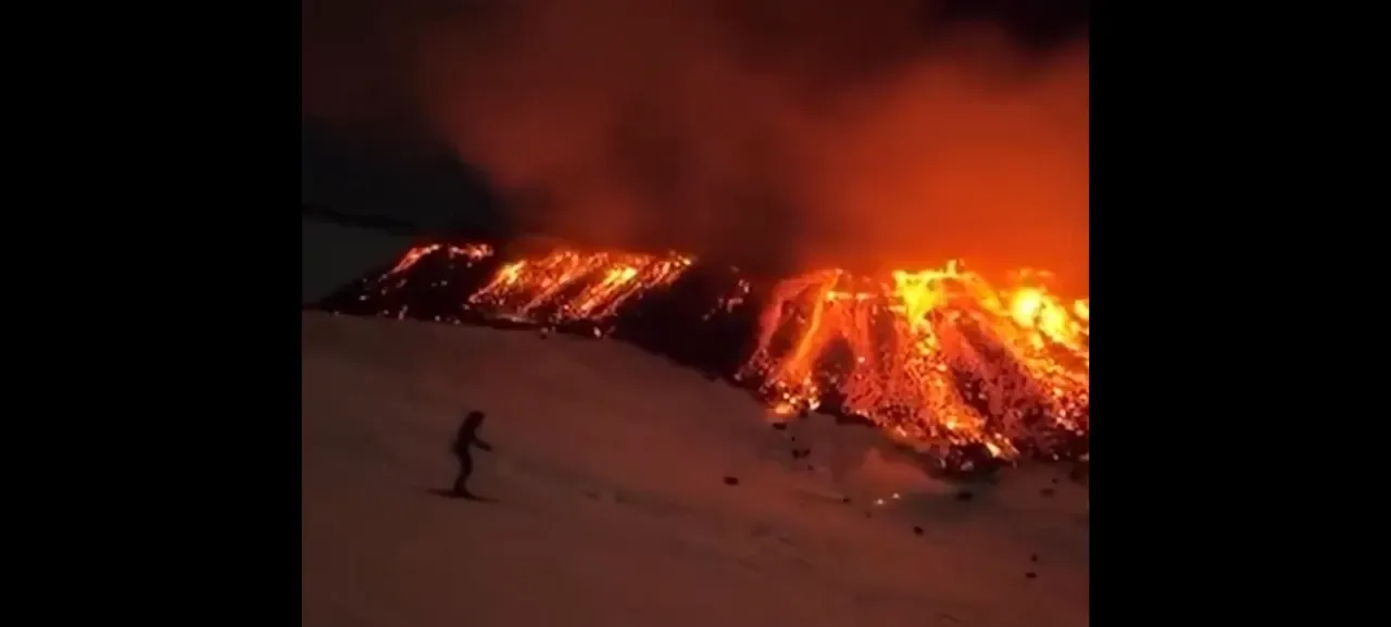 Etna Yanardağı patladı, turistler lavların dibinde fotoğraf çektirdi