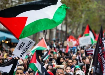 Filistin bayrağı açan 2 kişiye 1 yıl men cezası