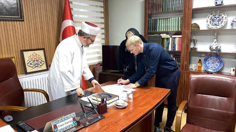 Türk kadınla evlenen Finlandiyalı, Müslüman olup ismini Alp Arslan yaptı