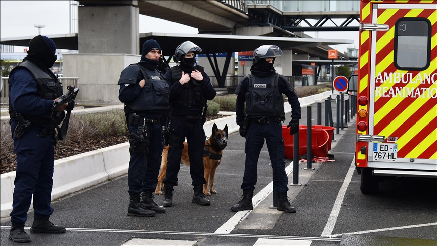 Fransa'da bıçaklı saldırgan 1 kişiyi öldürdü, 5 polisi yaraladı
