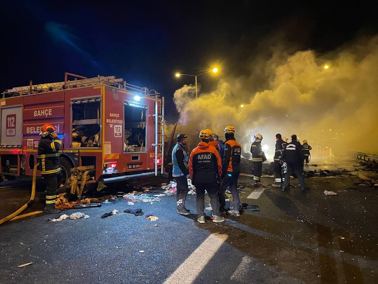 Otobüs, otomobil ve TIR’ın karıştığı kazada ölü ve yaralılar var