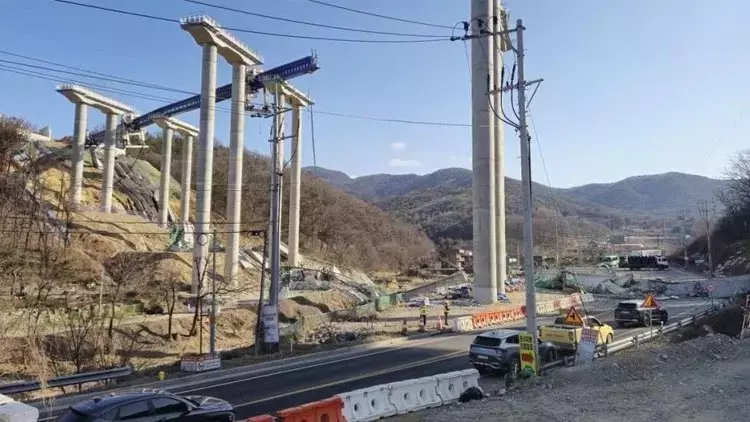 Güney Kore'de inşa halindeki otoyol köprüsü çöktü: 3 ölü, 5 yaralı 1 Güney Kore’de inşa halindeki otoyol köprüsü çöktü: 3 ölü, 5 yaralı