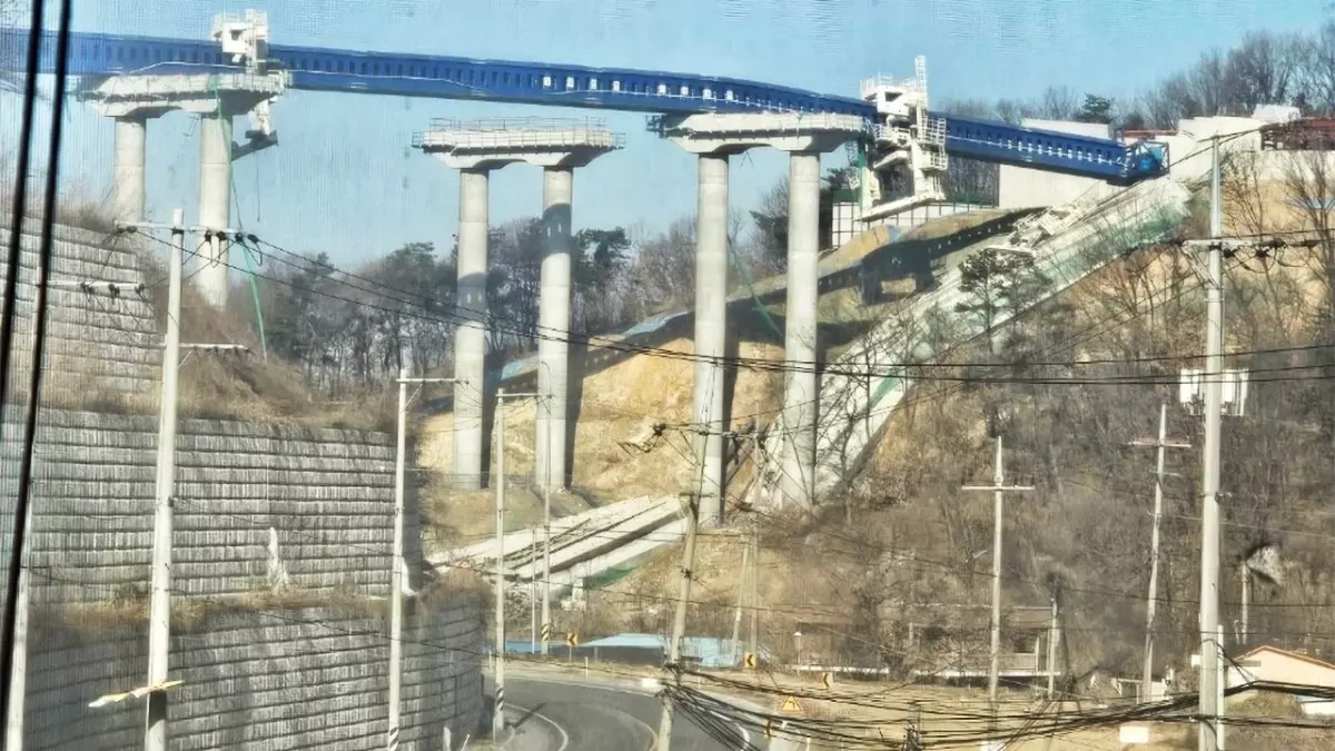 Güney Kore'de inşa halindeki otoyol köprüsü çöktü: 3 ölü, 5 yaralı