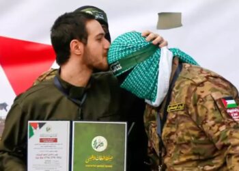 Esir takasında şaşırtan olay: İsrailli rehine Hamas üyesini alnından öptü