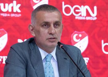 TFF Başkanı Hacıosmanoğlu: Montella görevine devam edecek 5 “Ben olduğum sürece yabancı hakem gelmeyecek” diyen TFF Başkanı, yabancı hakemi kendisi açıkladı
