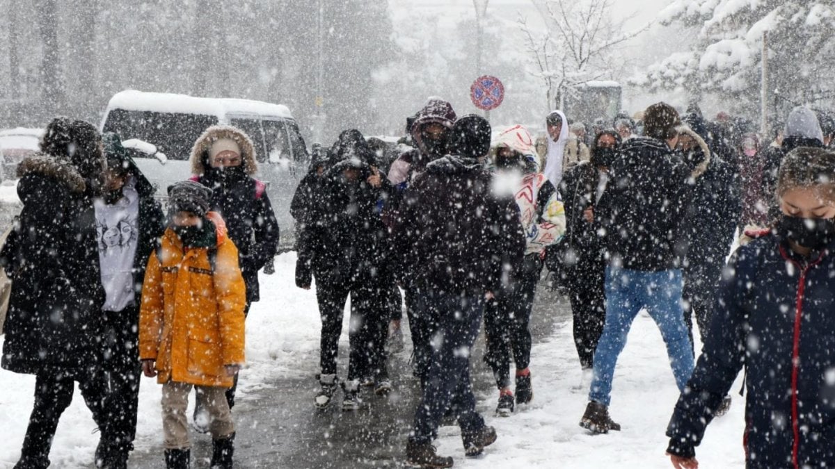 İstanbul’da bazı ilçelerde okullara kar tatili ilan edildi 4 İstanbul’da bazı ilçelerde okullara kar tatili ilan edildi