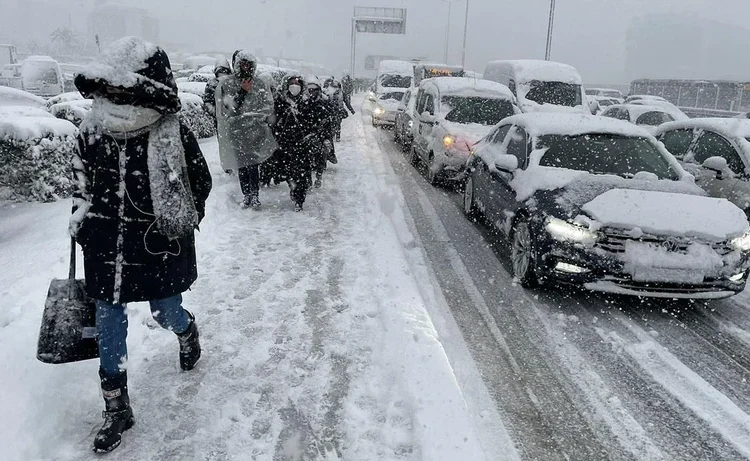 İstanbul'daki tüm okullar yarın tatil 1 İstanbul’da bazı ilçelerde okullara kar tatili ilan edildi