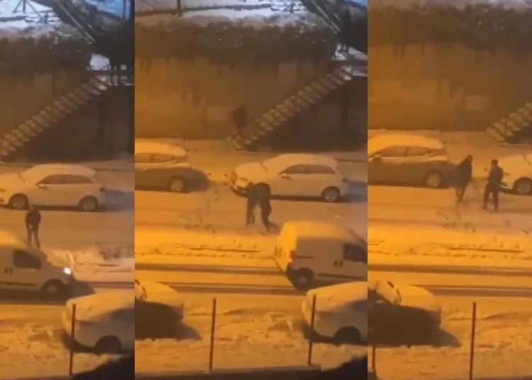 Kartopu atanlara kızdı, arabasından oldu 1 Kartopu atanlara kızdı, arabasından oldu