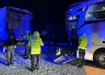 Sivas’ta yolcu otobüsü park halindeki TIR’a çarptı: Şoför öldü, 13 yaralı