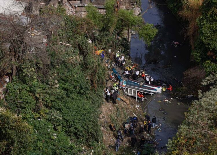 Guetamala'da yolcu otobüsü köprüden düştü: 51 kişi öldü 1 Guetamala’da yolcu otobüsü köprüden düştü: 51 kişi öldü