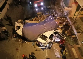 Freni patlayan kamyon önüne kattığı araçla üst geçitten uçtu: 3 ölü, 12 yaralı