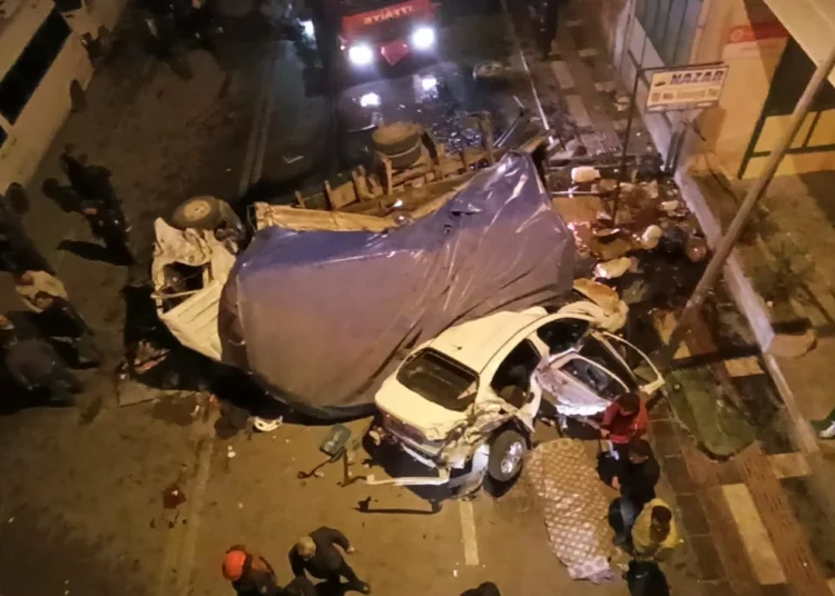 Freni patlayan kamyon önüne kattığı araçla üst geçitten uçtu: 3 ölü, 12 yaralı 1 Freni patlayan kamyon önüne kattığı araçla üst geçitten uçtu: 3 ölü, 12 yaralı