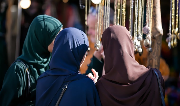 Kırgızistan'da çarşaf, burka ve dinin siyasete alet edilmesi yasaklandı
