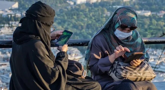 Kırgızistan'da çarşaf, burka ve dinin siyasete alet edilmesi yasaklandı