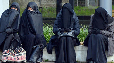 Kırgızistan'da çarşaf, burka ve dinin siyasete alet edilmesi yasaklandı