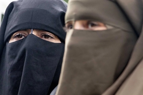 Kırgızistan'da çarşaf, burka ve dinin siyasete alet edilmesi yasaklandı