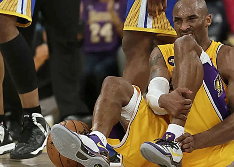 Kobe Bryant'ın ayakkabıları açık artırmada 660 bin dolara satıldı 1 Kobe Bryant’ın ayakkabıları açık artırmada 660 bin dolara satıldı